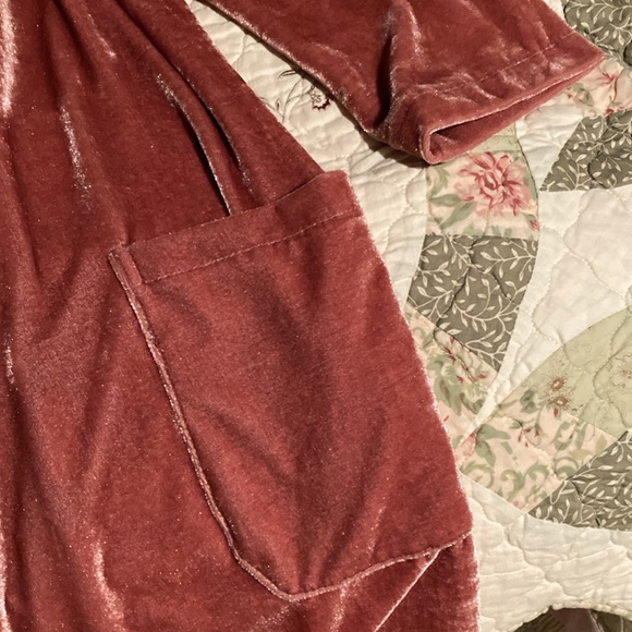 Pink velvet long jacket with lapels and outside pockets. - Picture 4 of 6